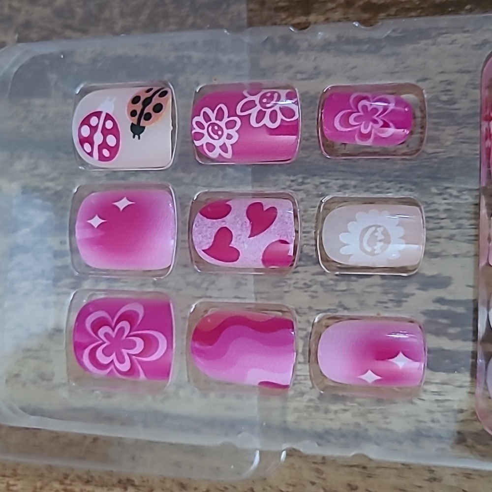 2/$16 Pink Floral Hearts Press On Nails